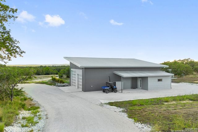 370 Gray Wolf, Blanco, TX 78606