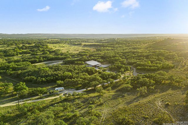 370 Gray Wolf, Blanco, TX 78606