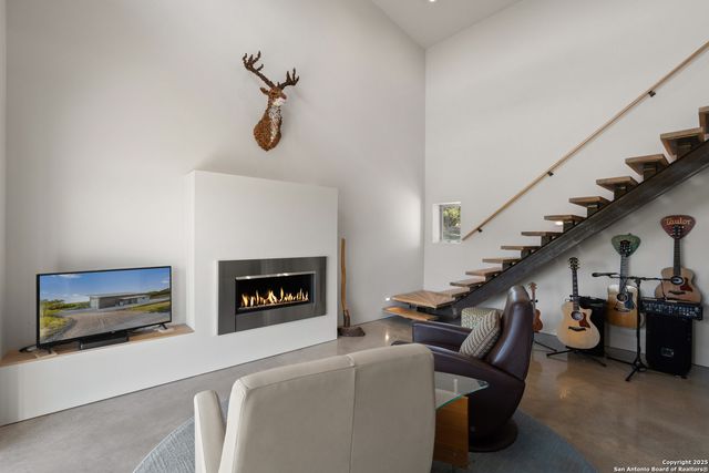 370 Gray Wolf, Blanco, TX 78606