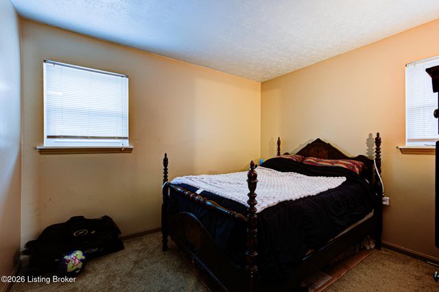 8002 Grenelle Dr, Louisville, KY 40228