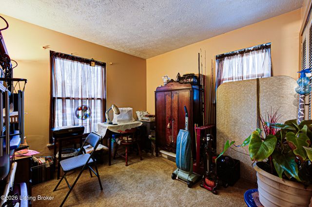 8002 Grenelle Dr, Louisville, KY 40228