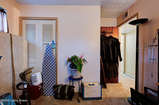 8002 Grenelle Dr, Louisville, KY 40228