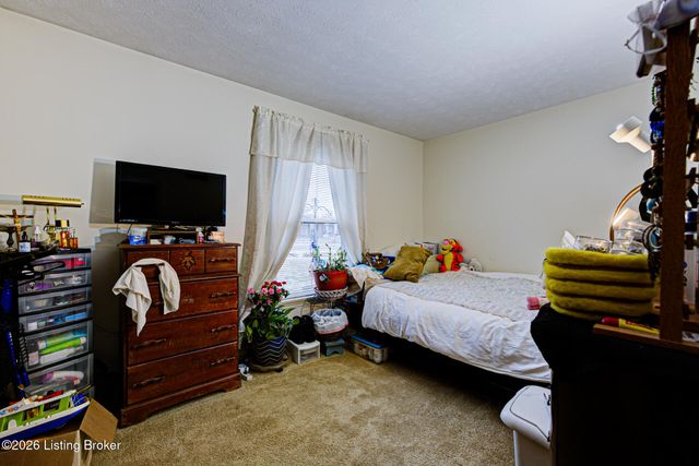 8002 Grenelle Dr, Louisville, KY 40228