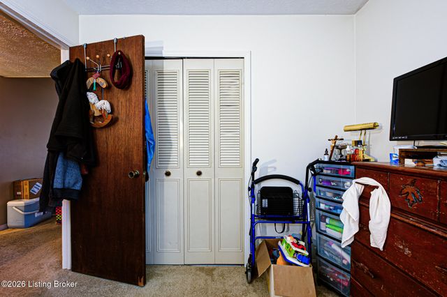 8002 Grenelle Dr, Louisville, KY 40228