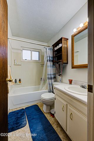 8002 Grenelle Dr, Louisville, KY 40228