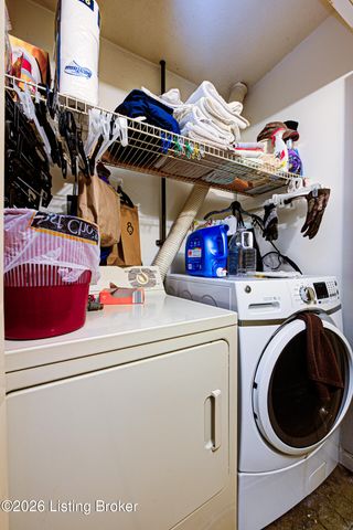 8002 Grenelle Dr, Louisville, KY 40228