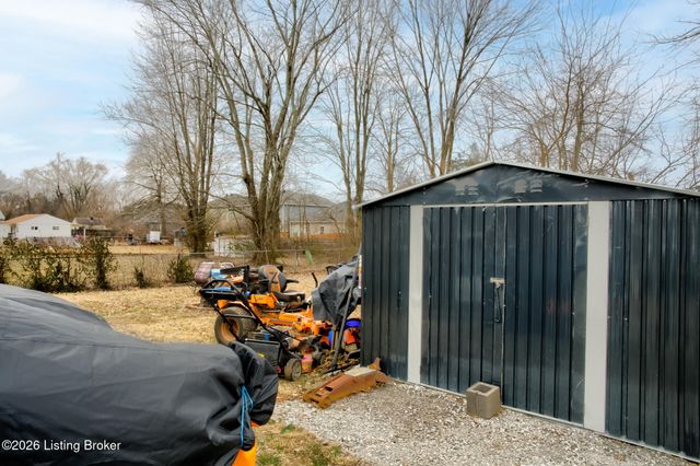 8002 Grenelle Dr, Louisville, KY 40228