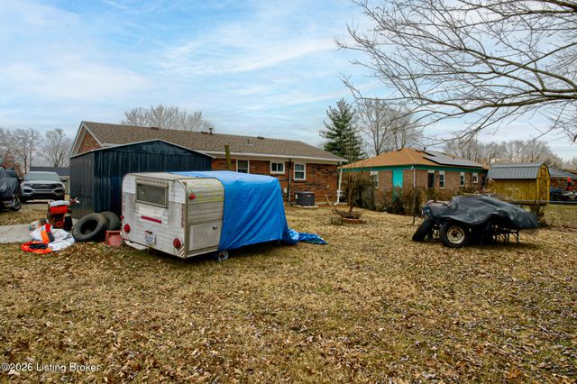 8002 Grenelle Dr, Louisville, KY 40228