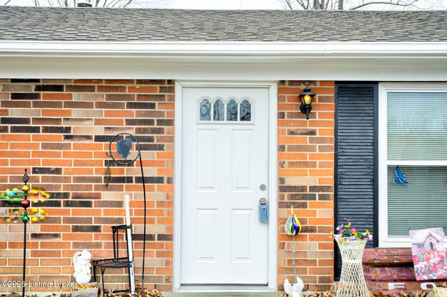 8002 Grenelle Dr, Louisville, KY 40228