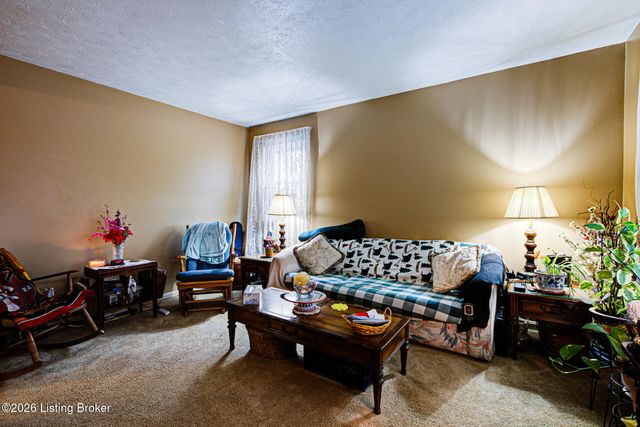 8002 Grenelle Dr, Louisville, KY 40228