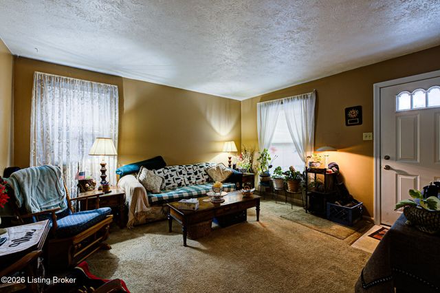 8002 Grenelle Dr, Louisville, KY 40228