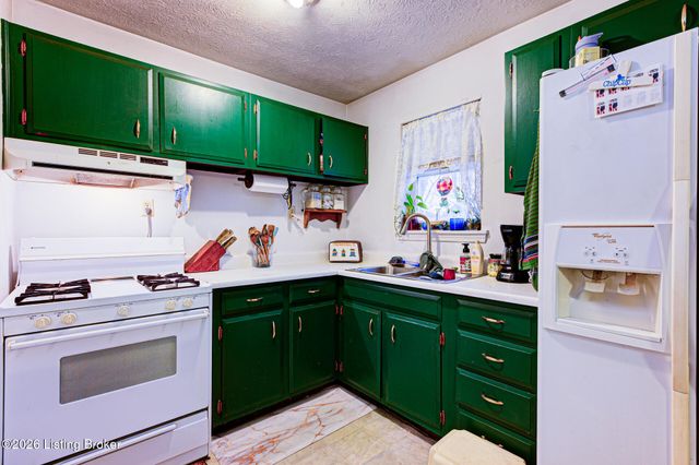 8002 Grenelle Dr, Louisville, KY 40228