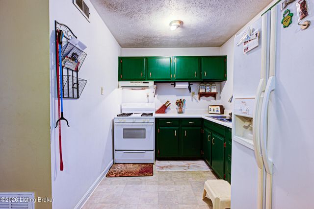 8002 Grenelle Dr, Louisville, KY 40228