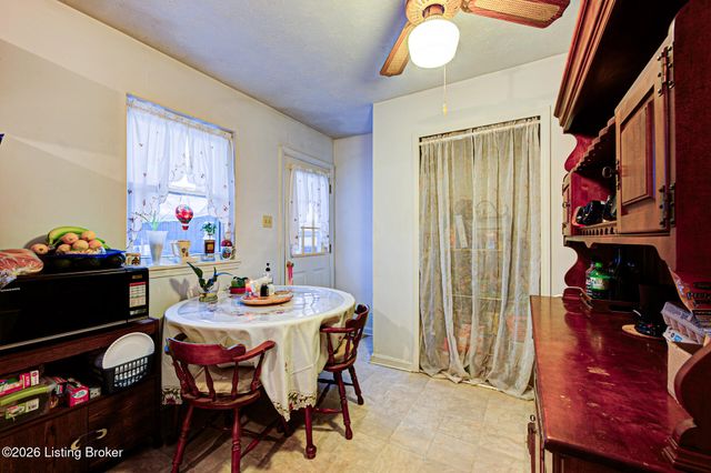 8002 Grenelle Dr, Louisville, KY 40228