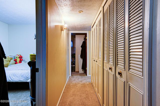 8002 Grenelle Dr, Louisville, KY 40228