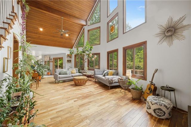 10346 Acorn LN, Smithfield, VA 23430