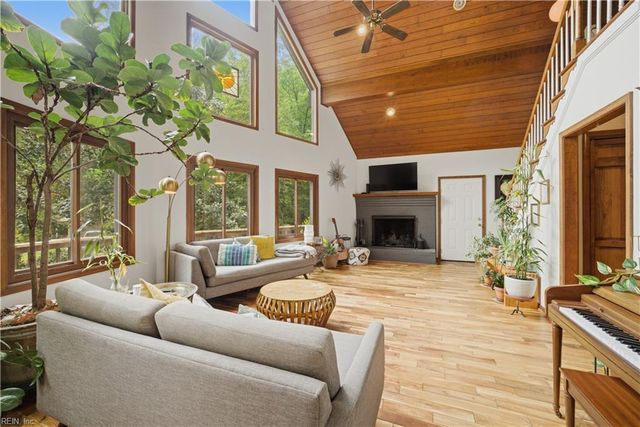 10346 Acorn LN, Smithfield, VA 23430