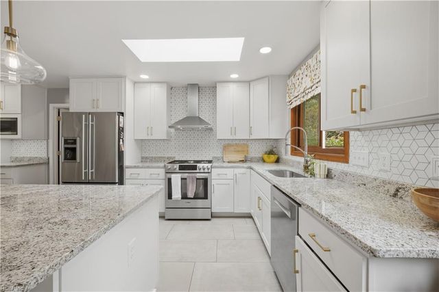 10346 Acorn LN, Smithfield, VA 23430