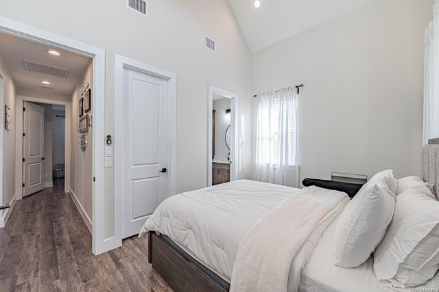 112 W Magnolia, La Vernia, TX 78121