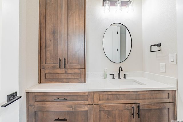 112 W Magnolia, La Vernia, TX 78121