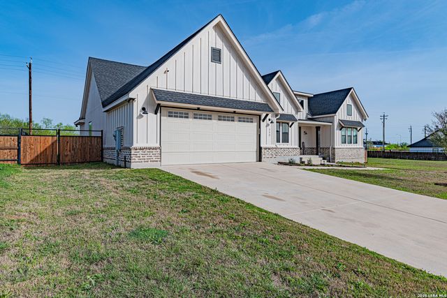 112 W Magnolia, La Vernia, TX 78121