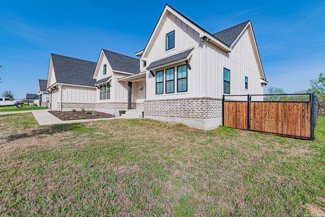 112 W Magnolia, La Vernia, TX 78121