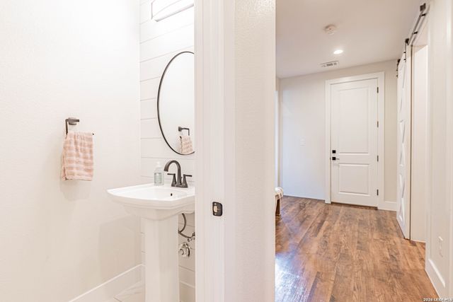 112 W Magnolia, La Vernia, TX 78121