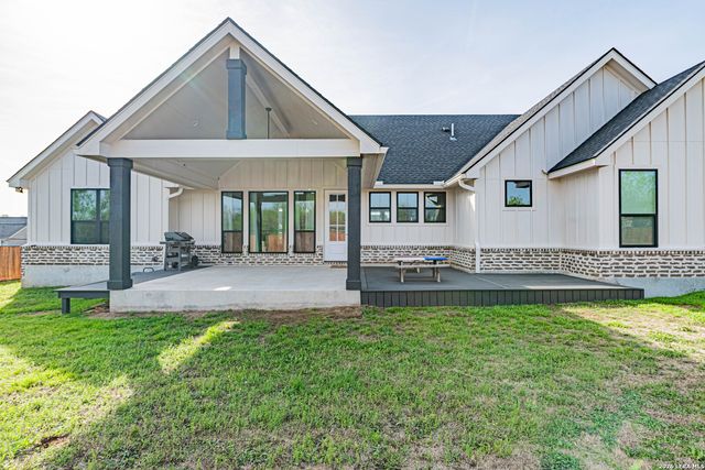 112 W Magnolia, La Vernia, TX 78121