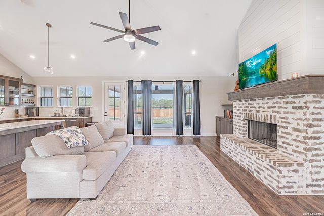 112 W Magnolia, La Vernia, TX 78121