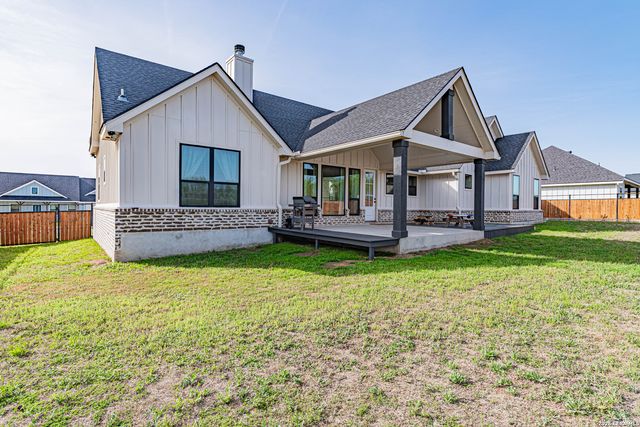 112 W Magnolia, La Vernia, TX 78121