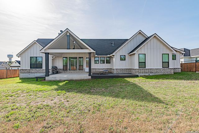 112 W Magnolia, La Vernia, TX 78121