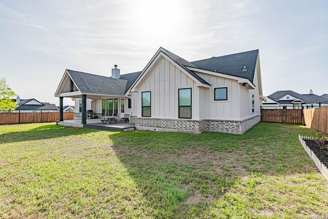 112 W Magnolia, La Vernia, TX 78121