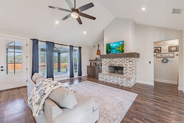 112 W Magnolia, La Vernia, TX 78121