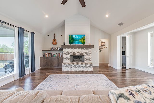 112 W Magnolia, La Vernia, TX 78121