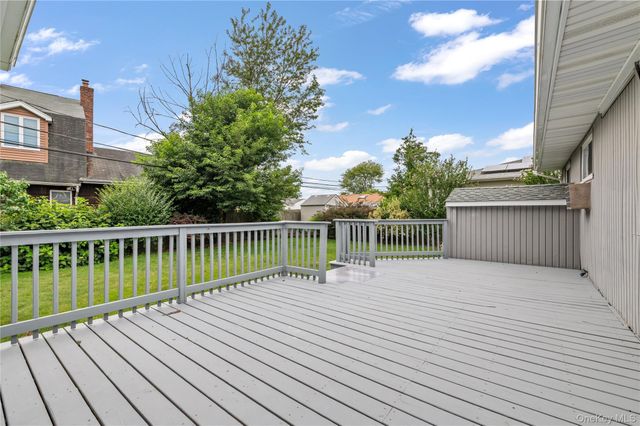 7 Kroll Street, Plainview, NY 11803