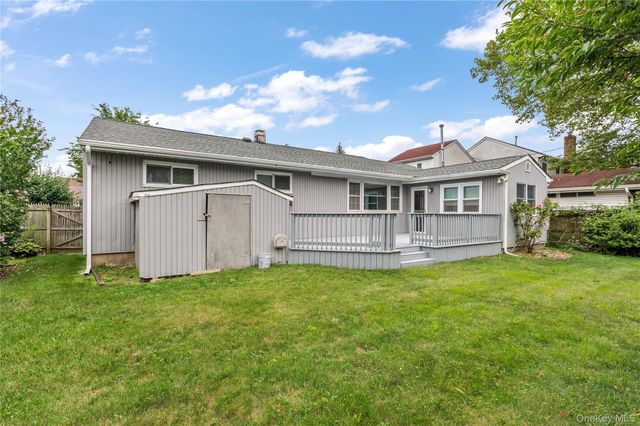 7 Kroll Street, Plainview, NY 11803