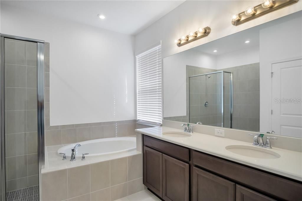 Image 12 of property listing at 5719 MAIDENSTONE WAY, Palmetto, FL 34221