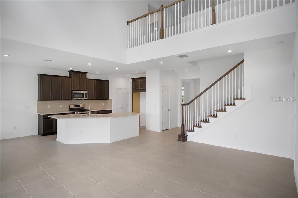 Image 3 of property listing at 5719 MAIDENSTONE WAY, Palmetto, FL 34221