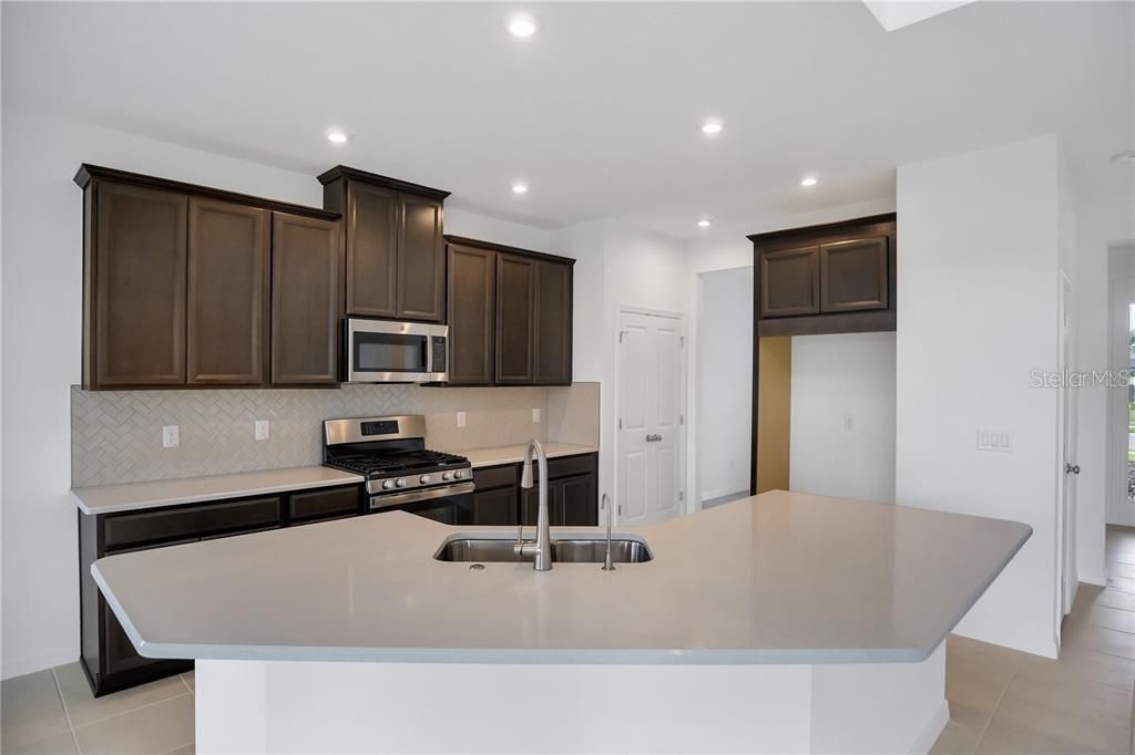 Image 5 of property listing at 5719 MAIDENSTONE WAY, Palmetto, FL 34221