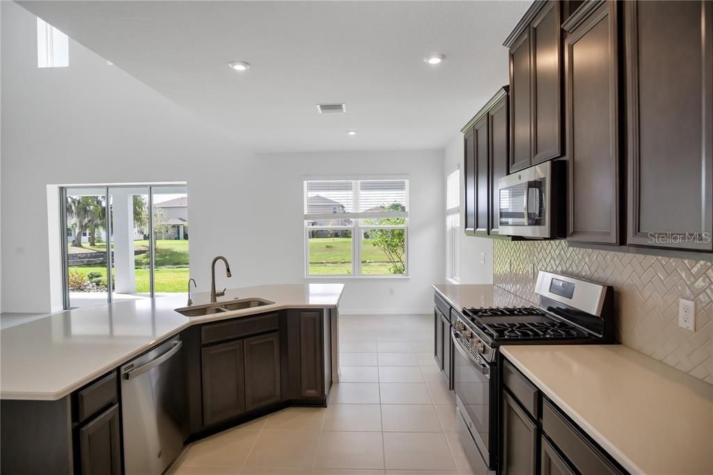 Image 6 of property listing at 5719 MAIDENSTONE WAY, Palmetto, FL 34221