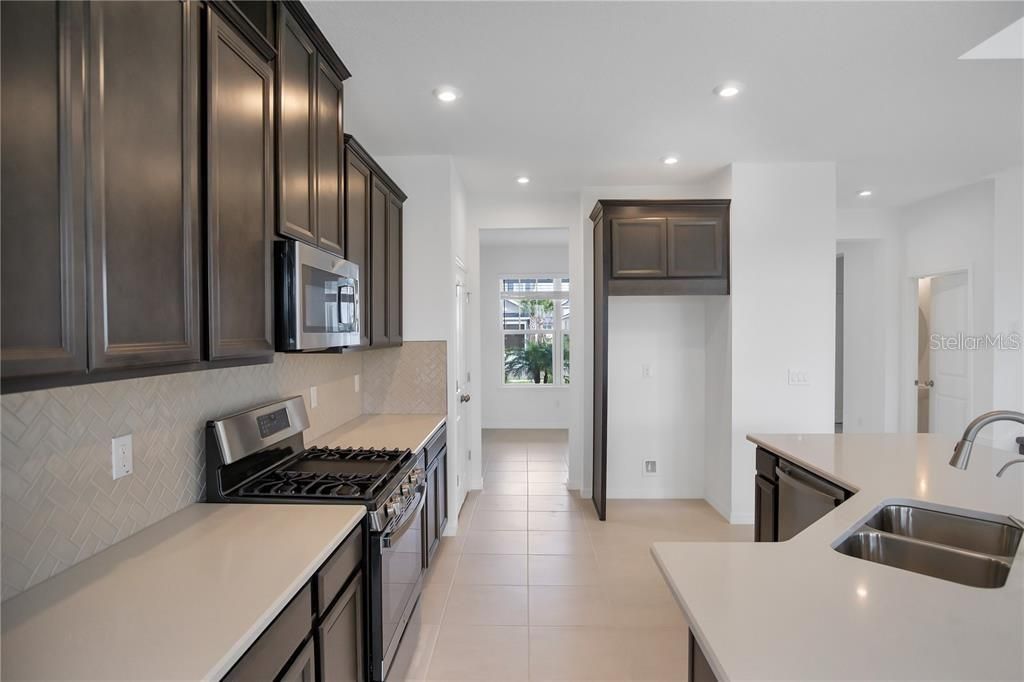 Image 7 of property listing at 5719 MAIDENSTONE WAY, Palmetto, FL 34221
