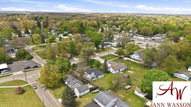 1044 S Bridge Street, Belding, MI 48809