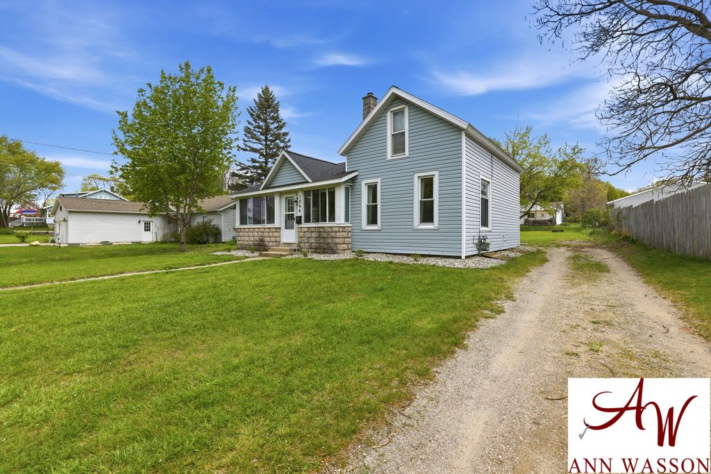 1044 S Bridge Street, Belding, MI 48809