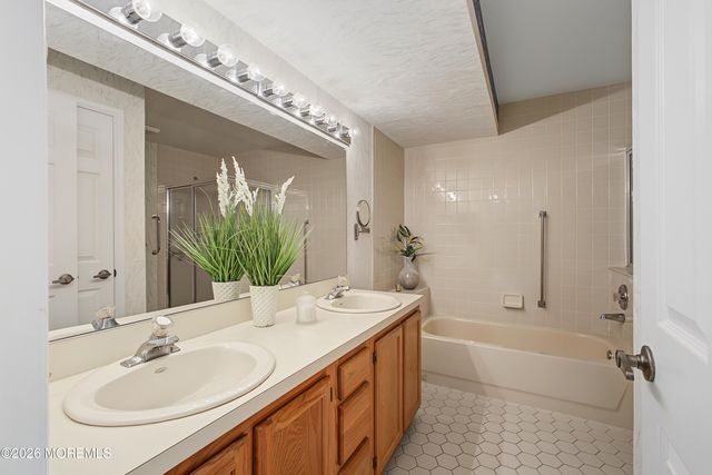 13 Ashbourne Drive A, Monroe, NJ 08831