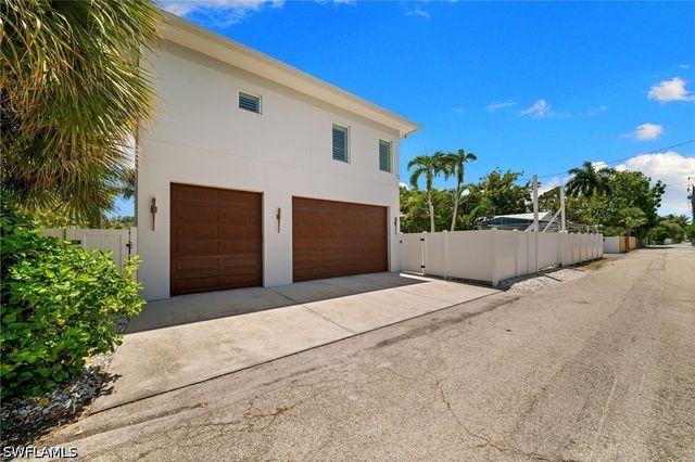 665 10th ST N, Naples, FL 34102