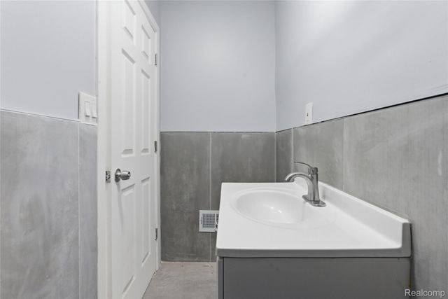 517 W Hollywood, Detroit, MI 48203