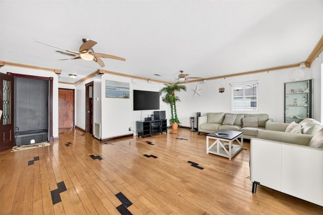 906 91st Street, Galveston, TX 77554