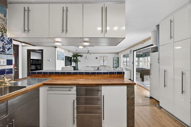 906 91st Street, Galveston, TX 77554