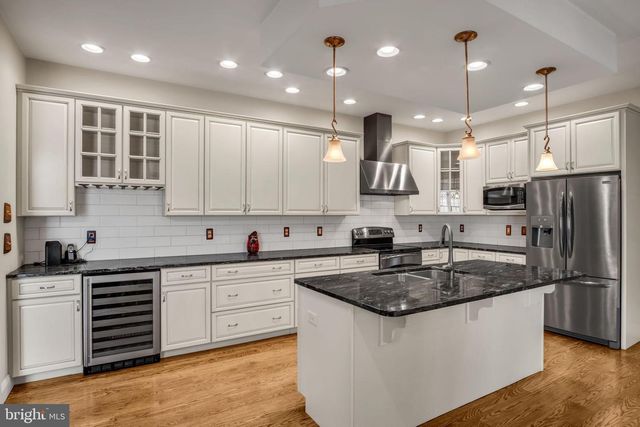 6 JAMESTOWN SQ, Mechanicsburg, PA 17050