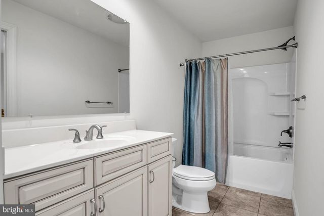 6 JAMESTOWN SQ, Mechanicsburg, PA 17050